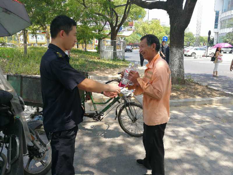 “星辉游戏”自发给城市环境“美容师”送清凉